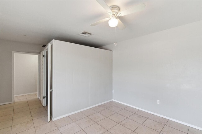 Building Photo - 2609 W Morten Ave