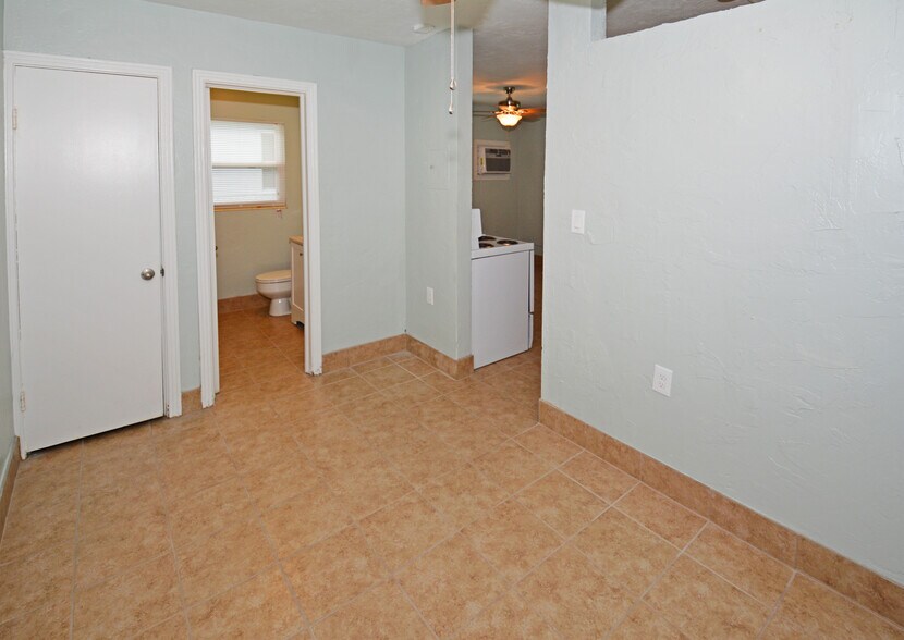 Building Photo - 5009 TANGERINE AVE S