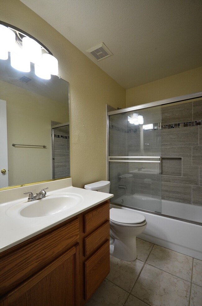 Building Photo - 1108 E Betsy Ln