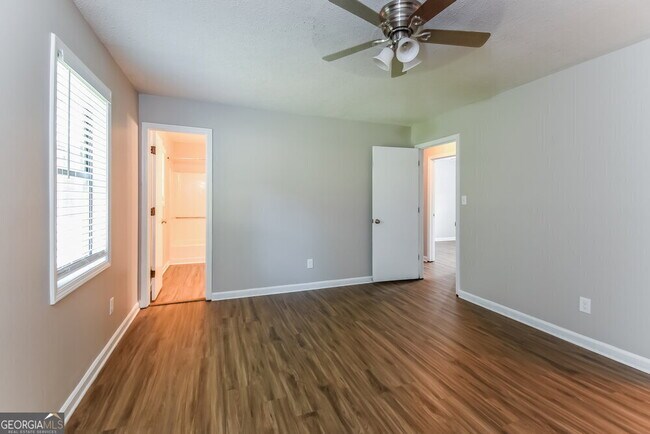 Building Photo - 1012 Hicksmil Dr SW