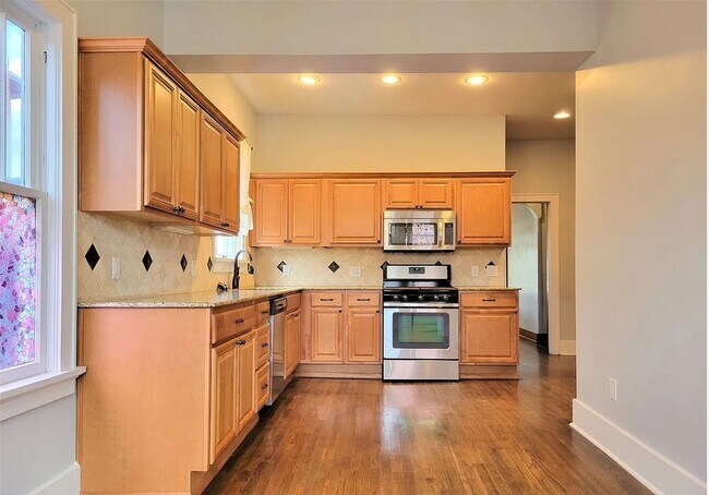 Building Photo - Stunning 4-Bed, 3-Bath Gem 1 Minute from Midtown!
