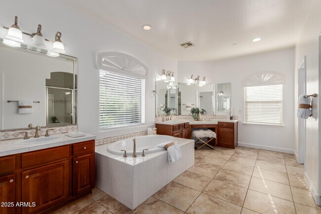 Building Photo - 5811 W Bonanza Ln