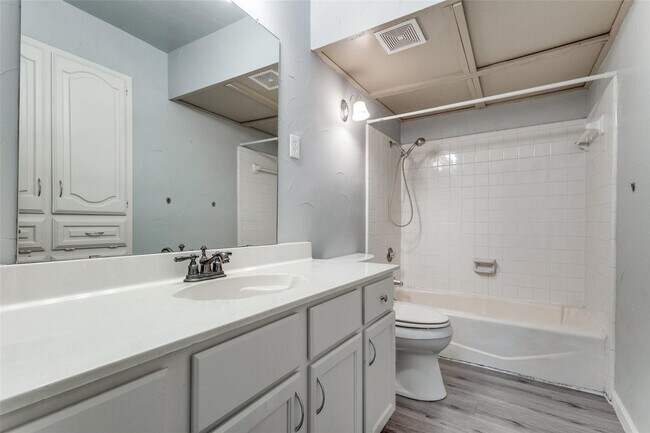Building Photo - 4 Oakbrook Dr
