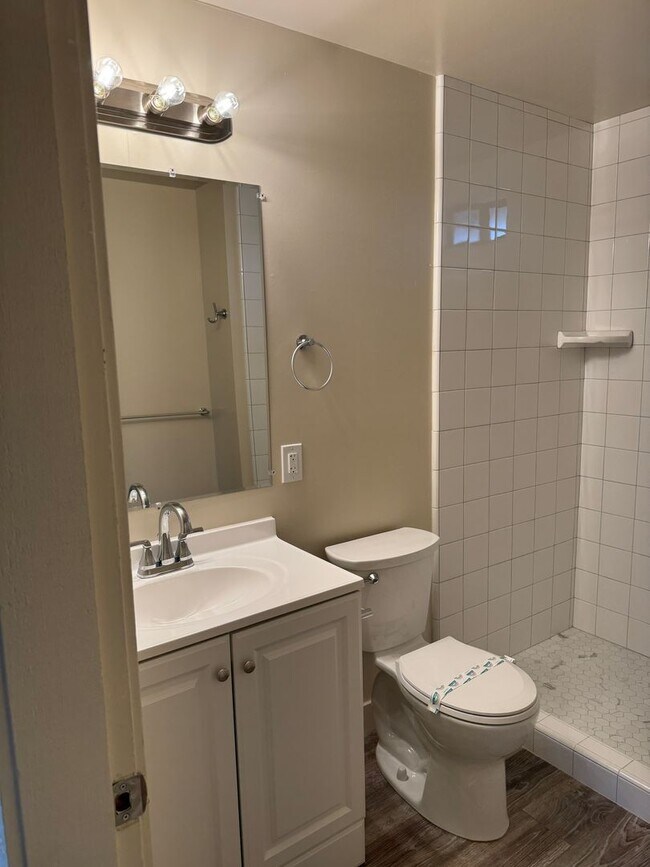 Building Photo - Seaside Home