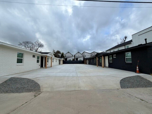 Building Photo - 206 E 33rd St