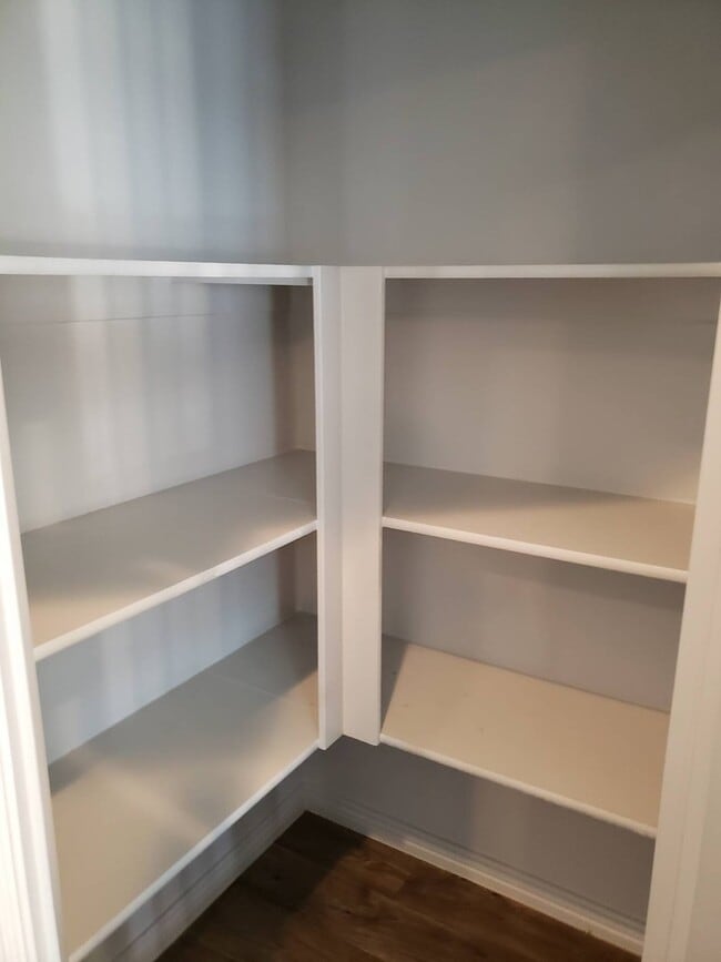 Building Photo - Gorgeous 3 bedroom 2.5 baths with great am...