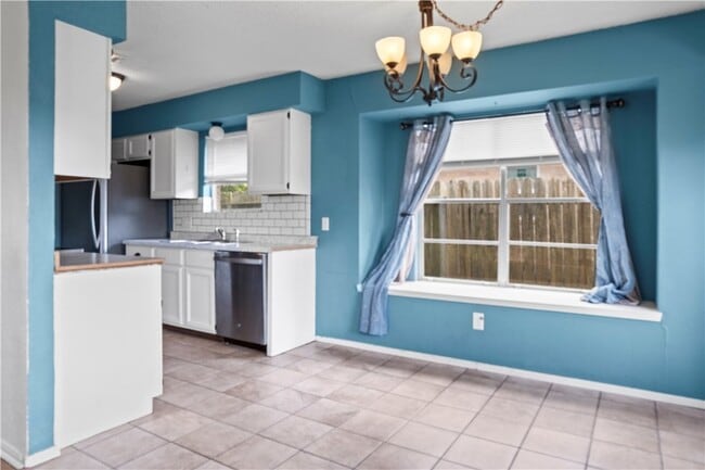 Building Photo - 2809 Vancouver Dr