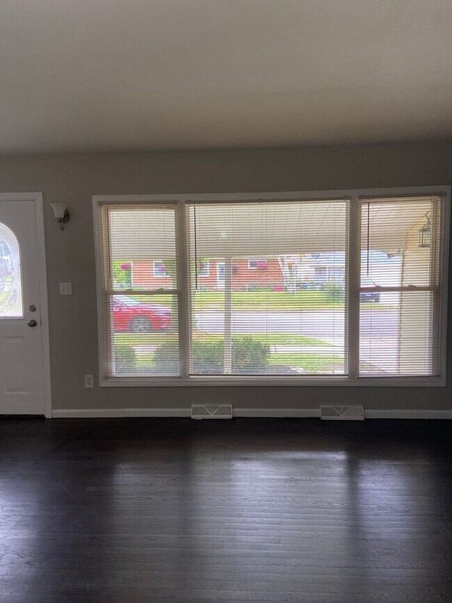 Building Photo - This property is available on a rent-to-own basis.