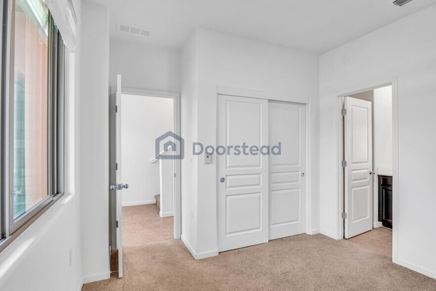 Building Photo - 25443 Parklane Dr