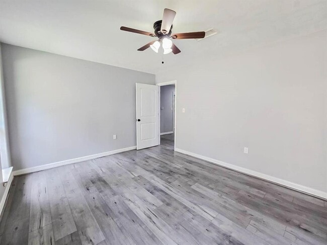 Building Photo - 215 W North Hill Dr