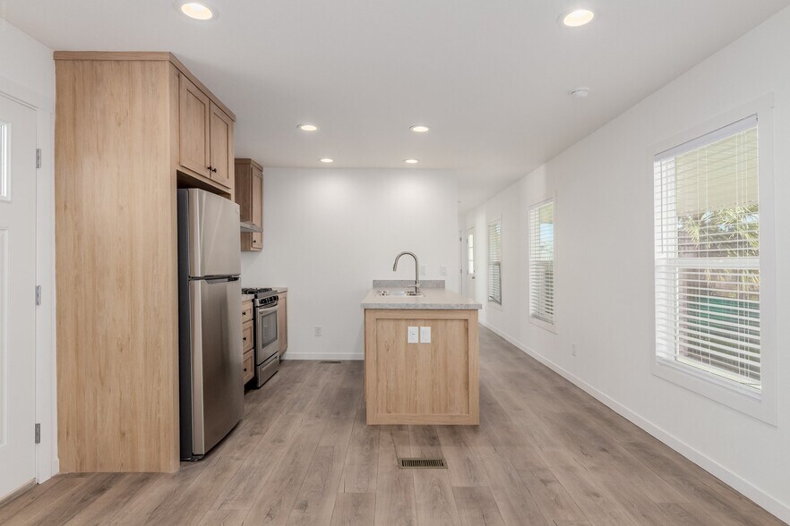 Building Photo - 5201 W Camelback Rd