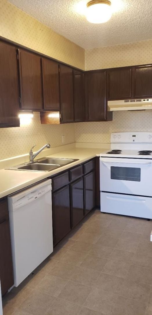 Building Photo - 2 Bedroom Ranch Style End Unit Condo