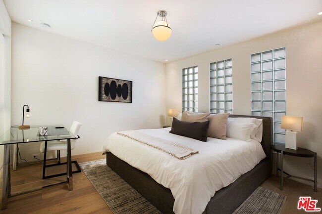 Building Photo - 508 N Sweetzer Ave