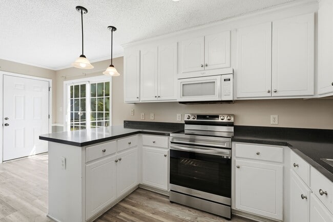 Building Photo - 202 Starcrest Dr