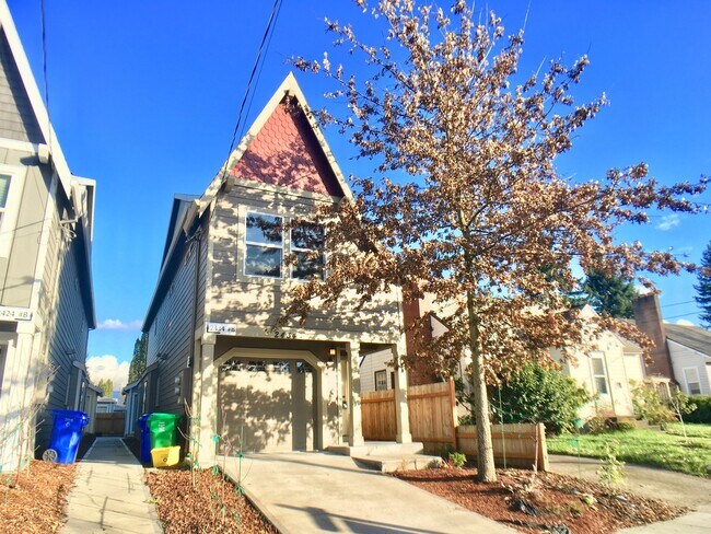 Building Photo - Spacious 3br/3.5ba House with Garage & AC in South Tabor Neighborhood
