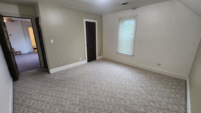 Building Photo - 2 Bedroom, 1 Bathroom Duplex with Private Balcony - Available June 1st