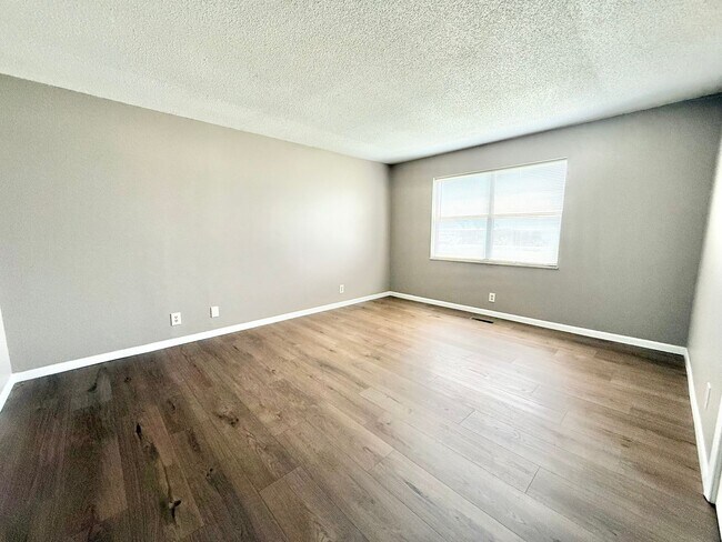 Building Photo - 916 Brentwood Dr