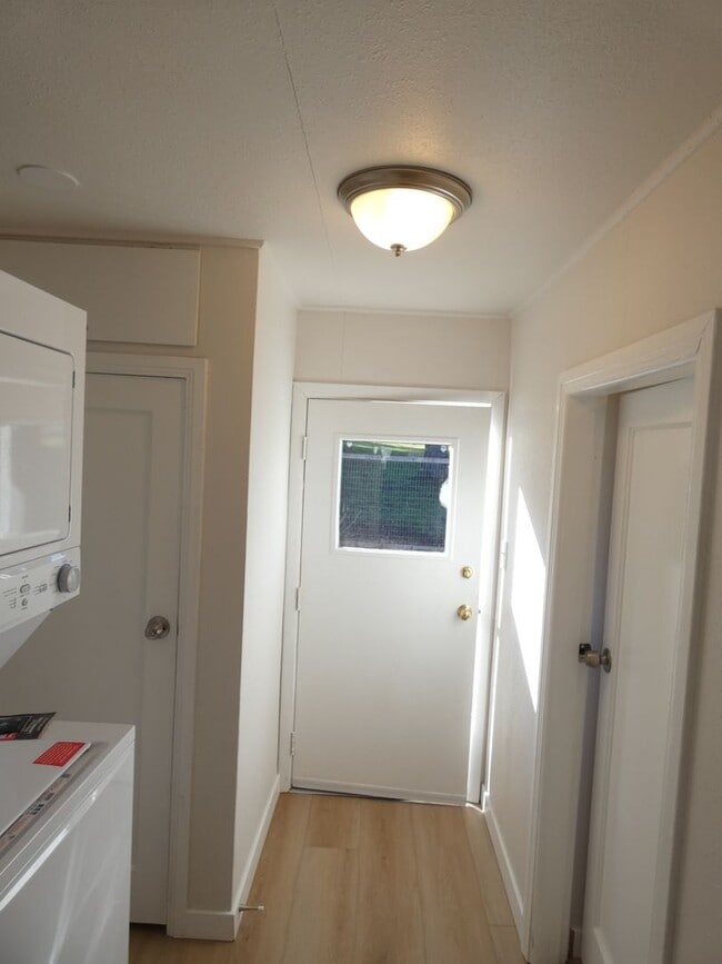 Building Photo - 1237 W 9th St