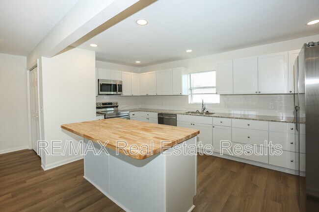 Building Photo - 1741 E 1st Ave