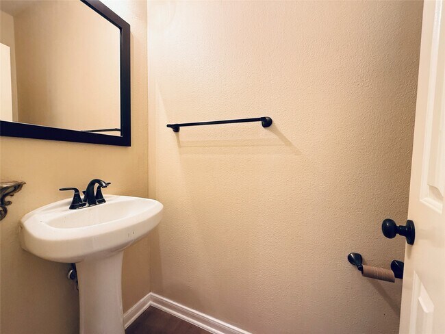 Building Photo - 16523 Town Lake Ct