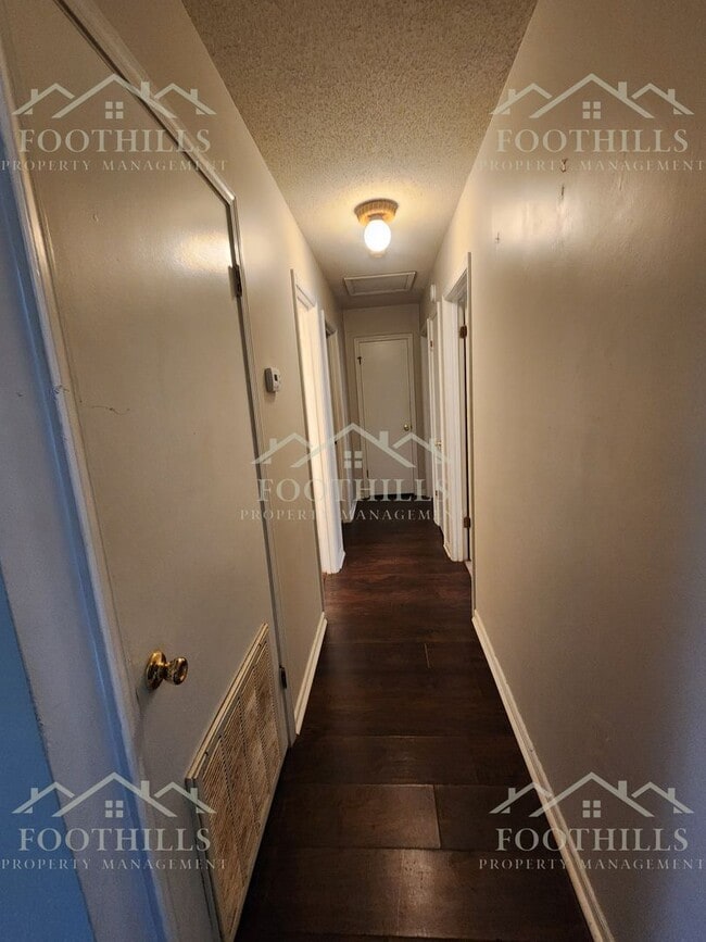 Building Photo - 305 Green Forest Dr