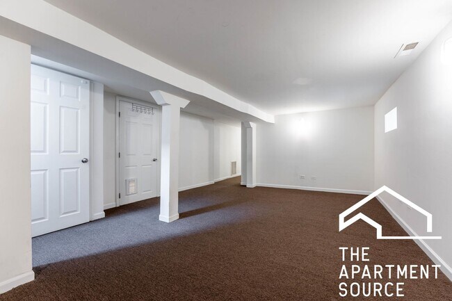 Building Photo - HUGE 4BR/2BA Duplex Close to Blue Line