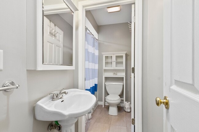 Building Photo - Beautiful 5 Bed 3.5 Bath Home! Available N...