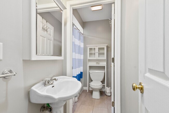 Building Photo - Beautiful 5 Bed 3.5 Bath Home! Available Summer 2026! Book Your Tour Today!