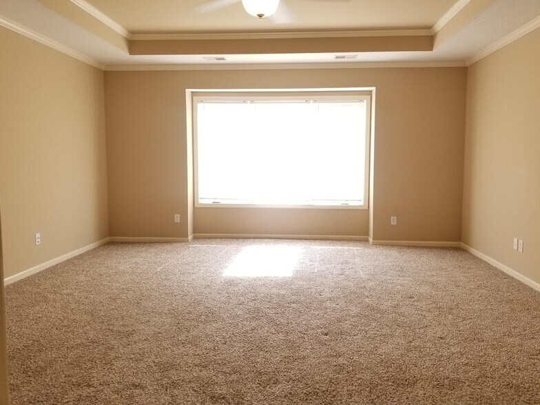 Building Photo - 5701 NE Hidden Meadow Dr