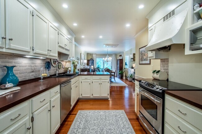 Building Photo - Immaculate Snee Farm Townhome for Rent!