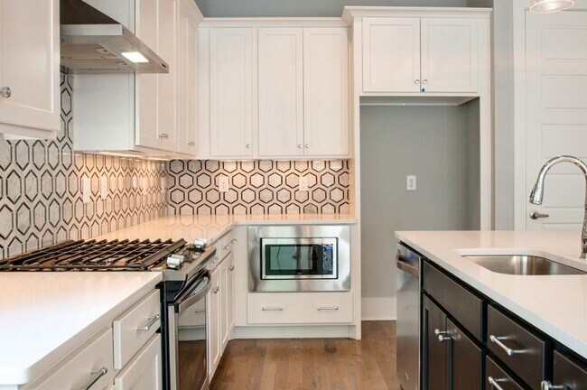 Building Photo - Stunner in the Arts District