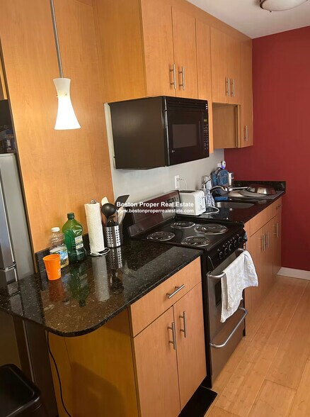 Building Photo - 461 Park Dr