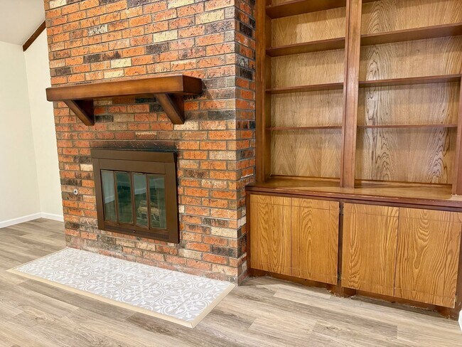 Building Photo - Updated 2 bed, 2 bath, 2 car