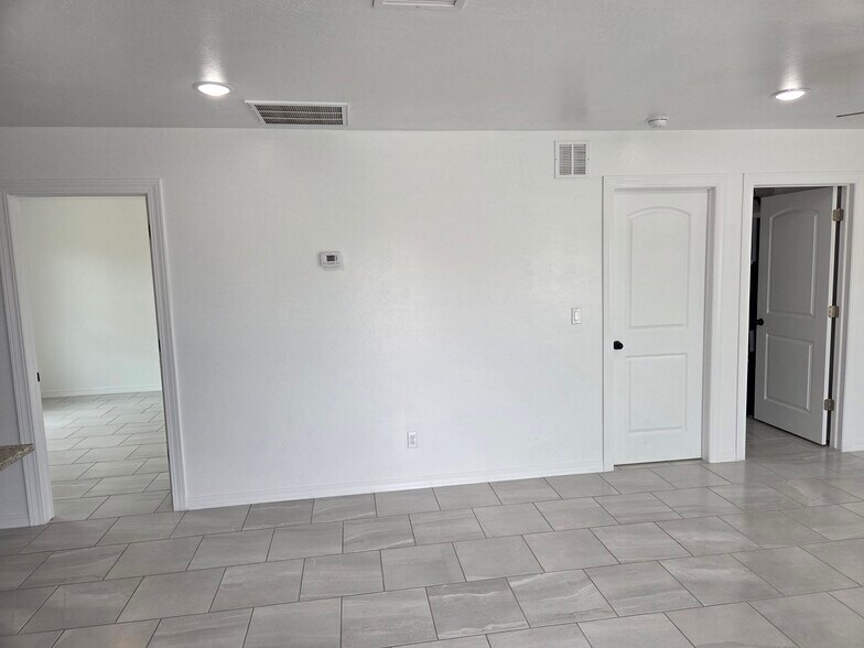 Building Photo - 13101 Lopez Rd