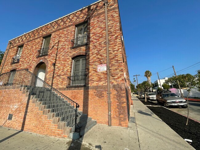Primary Photo - 1443 N Alvarado St