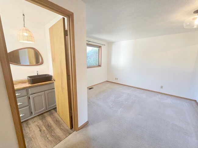 Building Photo - 164 N Harbor St