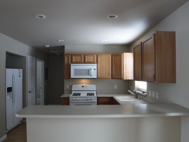 Building Photo - 441 Country Club Ln