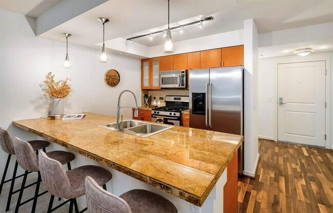 Modern kitchen with warn-toned cabinet colors - 819 Virginia St