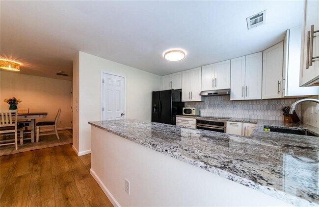 Building Photo - 2860 Mayfair Dr