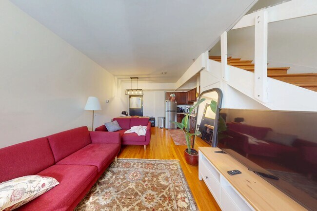 Building Photo - 319 S 10th St