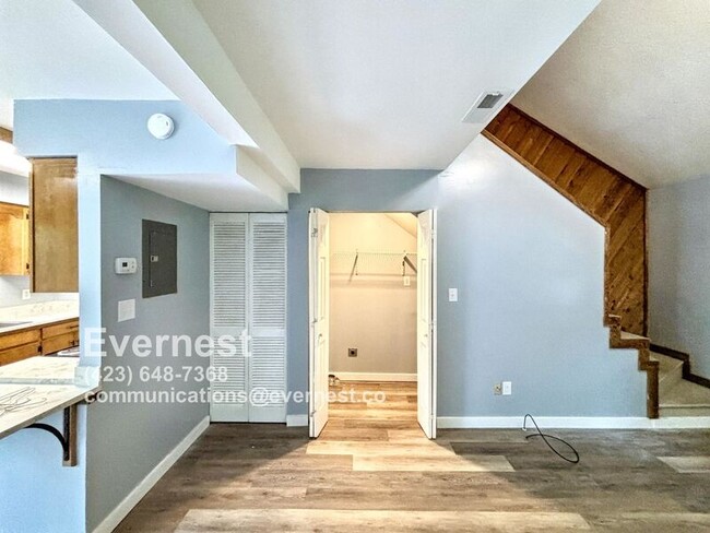 Building Photo - 3307 Pinewood Terrace