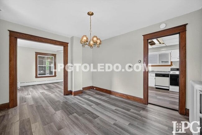 Building Photo - 3822 Lockwood Ave