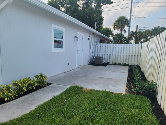 Building Photo - 3031 NE Savannah Rd