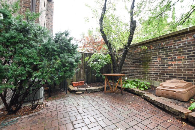Building Photo - 1832 N Larrabee St