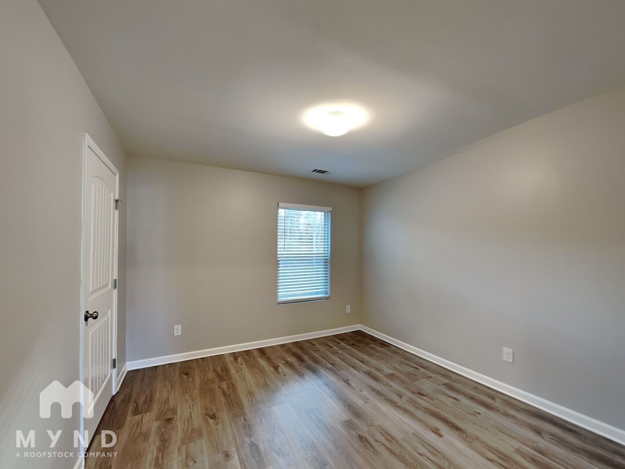 Building Photo - 828 Lake Chase