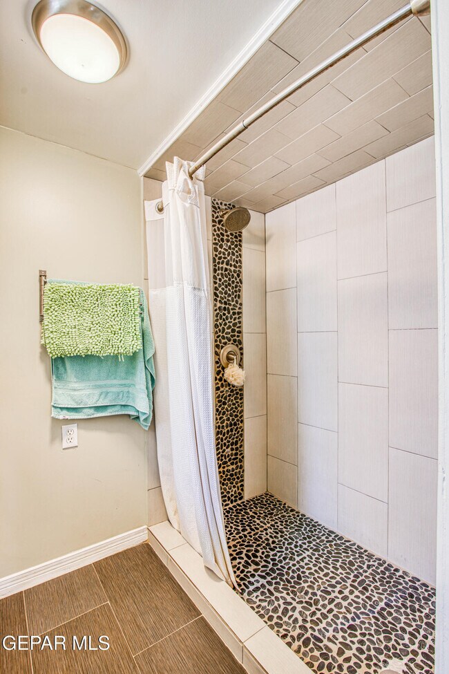 Building Photo - 1701 Elm St