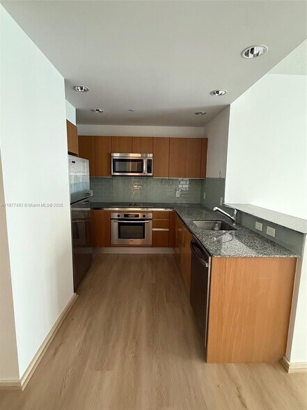 Primary Photo - 1050 Brickell Ave
