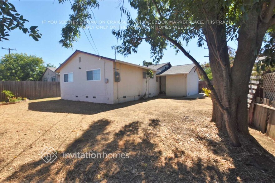 Building Photo - 452 Ladera Dr