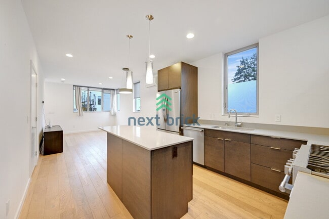 Building Photo - A beautiful 3 bed and 2 bathroom townhouse for rent