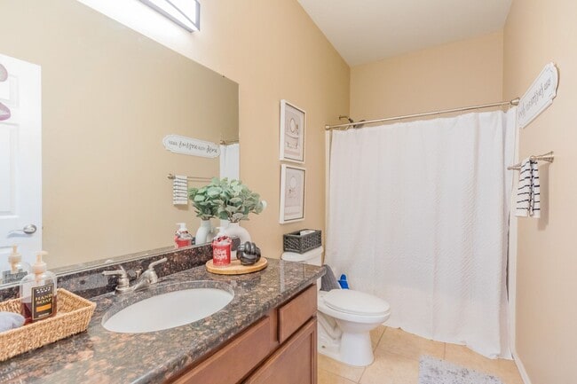Building Photo - Conveniently located 3 Bedroom, 2 bath wit...
